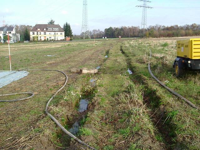 2004_1114_125353 (7).JPG - Südl. des Bauträgerbereiches - Verdichtung des Bodens durch Befahren - Blickrichtung: Nord/Ost